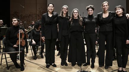 A la Philharmonie, six jeunes cheffes d'orchestre : de gauche à droit, Holly Choe, Chloe Dufresne, Nil Venditti, Gabriella Teychenne, Lucie Leguay et Sora Elisabeth Lee (23 novembre 2018)
 (Philippe Lopez / AFP)