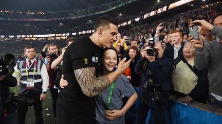 Sonny Bill Williams a fait un beau geste. (FACUNDO ARRIZABALAGA / EPA)