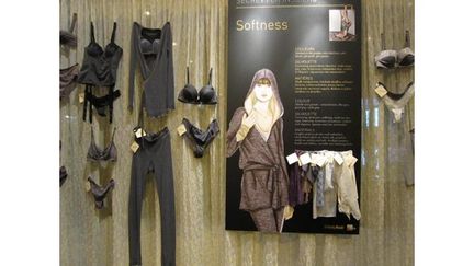 Enfin, &quot;Softness&quot; est la troisième tendance de cette saison. Il s’agit d’un homewear très féminin et très premium. Enveloppées de fibres luxueuses, de mailles mélangées à des cotons de soie, des cachemires, angoras ou autres dentelles, les silhouettes sont à la fois cocooning et précieuses.
 (Corinne Jeammet)