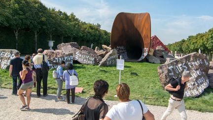 &nbsp; (L'oeuvre d'Anish Kapoor vandalisée dans le parc du Château de Versailles © MAXPPP)