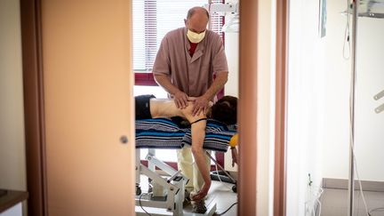 Un patient durant une séance de physiothérapie, à&nbsp;Villefranche-du-Périgord (Dordogne), le 11 juin 2020. (GARO / PHANIE / AFP)