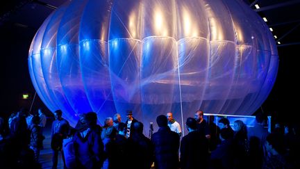 Maquette d'un ballon du projet Loon par Google présenté à Canterbury (Nouvelle-Zélande). Photo d'illustration. (MARTY MELVILLE / AFP)