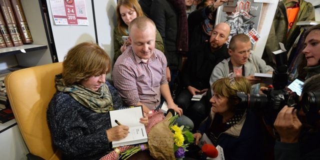 «Le gouvernement biélorusse fait comme si je n'existais pas», a déclaré le Prix Nobel de littérature 2015 lors d'une conférence de presse dans la toute petite salle de rédaction du journal Nacha Niva, à Minsk.