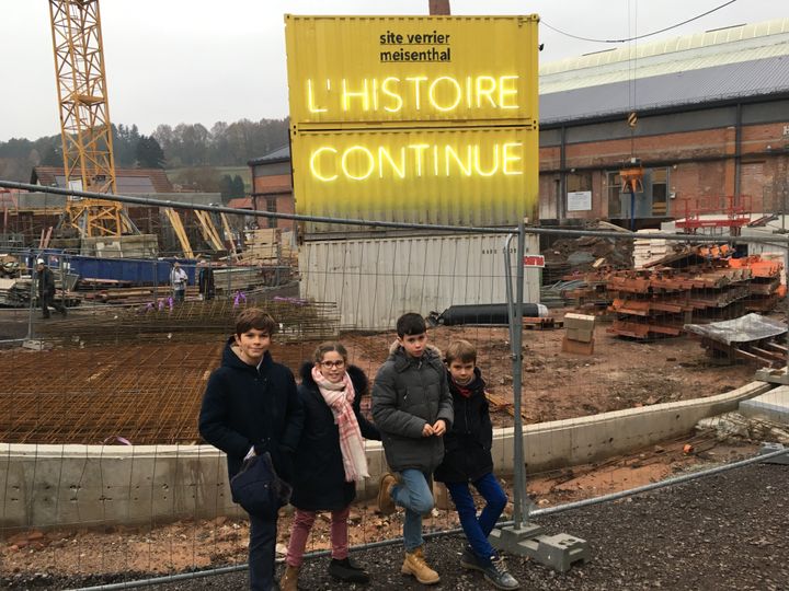 Mayeul, Blanche, Côme et Paul, nos quatre Mômes Trotteurs de Metz venus découvrir le site verrier de Meisenthal, en Lorraine. (INGRID POHU / RADIO FRANCE)