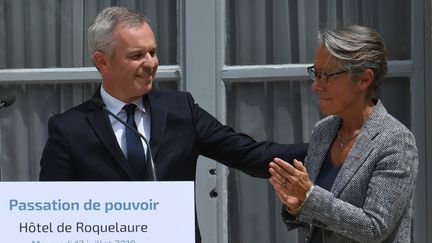 François de Rugy pendant sa passation avec Elisabeth Borne (à droite), au ministère de la Transition écologique, le 17 juillet 2019.&nbsp; (ALAIN JOCARD / AFP)