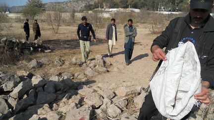 Un adolescent s'est sacrifi&eacute;, lundi 6 janvier 2014, en se jetant sur un kamikaze qui tentait de se faire exploser dans une &eacute;cole d'Ibrahimzain (Pakistan). (BASIT SHAH / AFP)