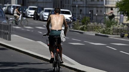 Un cycliste sous la canicule à Lyon (Rhône), le 10 juillet 2023. (MAXPPP)