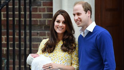 La duchesse Kate et le prince William pr&eacute;sentent &agrave; la foule leur second enfant, le 2 mai 2015, devant l'h&ocirc;pital St Mary de Londres (Royaume-Uni). (MAXPPP)