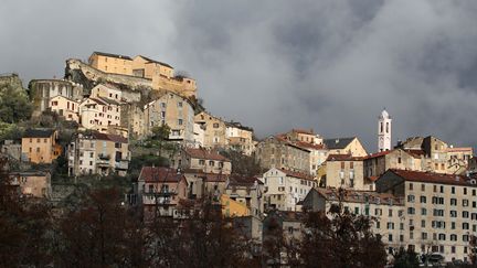 Vue de Corte (Haute-Corse), le 17 février 2016. C'est dans cette ville que des cocktails Molotov ont été découverts en 2016, selon la justice. (PASCAL POCHARD-CASABIANCA / AFP)