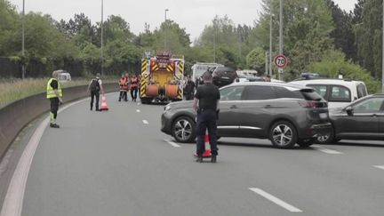 Quatre personnes sont décédées, dont trois policiers, dimanche 21 mai sur une route départementale du Nord, après une collision entre une voiture de police et un autre véhicule. La journaliste Elsa Assalit, en direct sur place, revient sur l'arrivée attendue de Gérald Darmanin, lundi matin à Roubaix. (France 2)