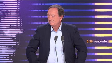 Le PDG du groupe Leclerc, Michel-Édouard Leclerc répondait aux questions de Jérôme Chapuis et Salhia Brakhlia, mercredi 27 septembre 2023 (FRANCEINFO/RADIOFRANCE)