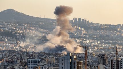 Un nuage de fumée éclate après une frappe aérienne israélienne sur la banlieue sud de Beyrouth (Liban) le 19 octobre 2024. (ANWAR AMRO / AFP)