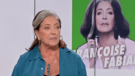 Françoise Fabian devant la photo de son album
 (France 3 Culturebox capture d&#039;écran)