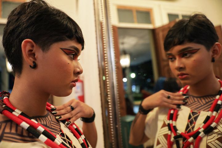 Première exposition à s'appuyer entièrement sur des stylistes et des mannequins indigènes à Manaus en Amazonie. Le 9 avril 2022 (MICHAEL DANTAS / AFP)