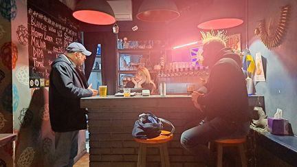 Des Ukrainiens discutent dans un bar de Kiev (Ukraine). (VIRGINIE PIRONON / RADIO FRANCE)