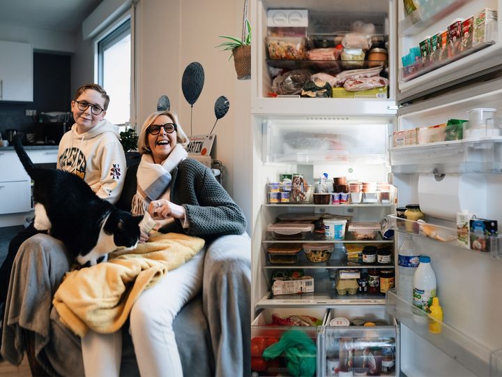 Stéphanie et son fils Martin, chez eux, à Rouen (Seine-Maritime), le 23 janvier 2023. A droite, le contenu de leur frigo le même jour. (PAULINE GAUER / FRANCEINFO)