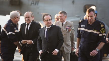 François Hollande à bord du porte-avions Charles de Gaulles, le 4 décembre 2015. (PHILIPPE DE POULPIQUET / POOL)