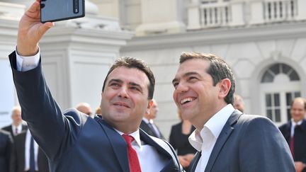 Le&nbsp;premier ministre macédonien, Zoran Zaev (à gauche), et le premier ministre grec, Alexis Tsipras(à droite).&nbsp; (GEORGI LICOVSKI / EPA)