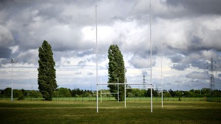 Terrain de rugby désert pendant le confinement, à Herblay, près de Paris, le 30 avril 2020. (FRANCK FIFE / AFP)