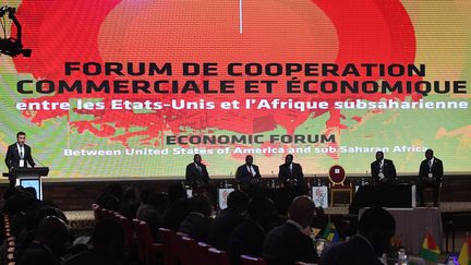 Discours du représentant adjoint au Commerce américain, Curtis Joseph Mahoney (G), au 18ème forum de l'Agoa (Loi sur la croissance et les opportunités en Afrique), le 5 août 2019 à Abidjan, capitale économique de la Côte d'Ivoire.&nbsp; (ISSOUF SANOGO / AFP)