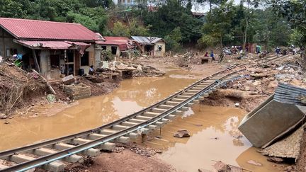 Des voies ferrées détruites après d'importantes inondations dans le canton de Kalaw (Birmanie), le 19 septembre 2024, à la suite de fortes pluies consécutives au typhon Yagi. (STR / AFP)