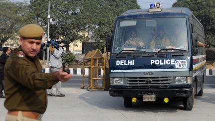 La police escorte cinq suspects du viol d'une &eacute;tudiante au tribunal, le 7 janvier 2013, &agrave; New Delhi (Inde). (SAJJAD HUSSAIN / AFP)