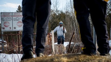 La police montée canadienne attend les migrants qui franchissent la frontière le 22 février 2017 à Hemmingford, au Quebec. (DREW ANGERER / GETTY IMAGES NORTH AMERICA)