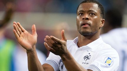 Patrice Evra salue les supporters apr&egrave;s le match nul de l'&eacute;quipe de France en Espagne (1-1), le 16 octobre 2012.&nbsp; (NIVIERE / SIPA)