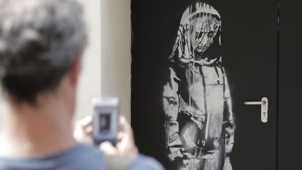 Une oeuvre attribuée à Banksy découverte sur l'issue de secours du Bataclan le 25 juin 2018.
 (Thomas Samson / AFP)