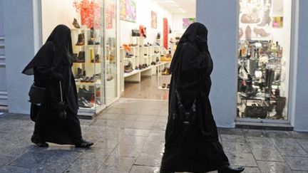 Des personnes portant le voile intégral marchent dans une rue du centre de Marseille, le 24 décembre 2009. (AFP / PHOTO MICHEL GANGNE)