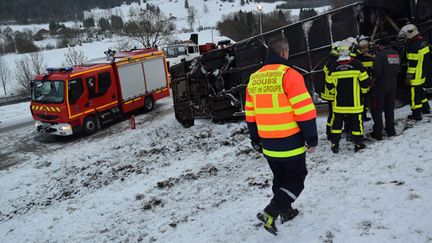 &nbsp; (La route enneigée et la vitesse excessive pourraient être à l'origine de l'accident © MaxPPP)