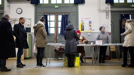 Des électeurs participent au premier tour de la primaire de la gauche, le 22 janvier 2017 à Paris. (ANTHONY MICALLEF / HAYTHAM-REA)