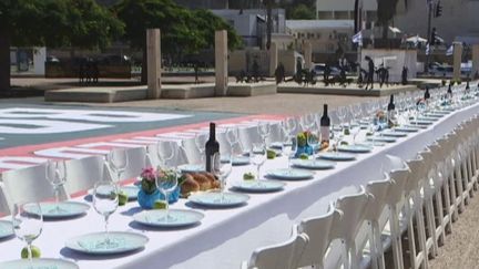 Guerre entre le Hamas et Israël :  une table dressée et 203 chaises vides à Tel-Aviv en soutien aux otages (franceinfo)