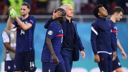 Didier Deschamps et les joueurs de l'équipe de France, après la défaite face à la Suisse, le 28 juin 2021.&nbsp; (FRANCK FIFE / AFP)