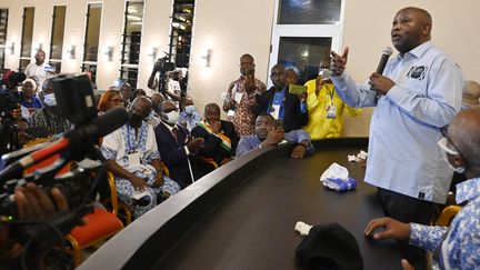 L'ancien président ivoirien Laurent Gbagbo&nbsp;devant ses partisans au bureau de son parti le Front populaire ivoirien (FPI) à Abidjan, le 17 juin 2021. (SIA KAMBOU / AFP)