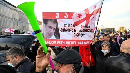 Manifestation de soutien à&nbsp;Mikheil Saakashvili, l'ex-président et leader de l'opposition incarcéré, le 19 novembre 2O21 à Tblissi, en Géorgie. (VANO SHLAMOV / AFP)