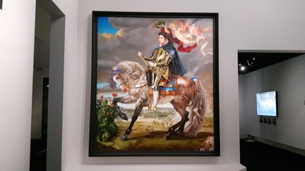 Ce portrait de Michael Jackson en armure chevauchant fièrement un cheval est le tableau qui accueille les visiteurs à l'entrée de l'exposition "On the wall" visible au Grand Palais. Ce portrait est le dernier commandé par le chanteur avant sa mort. Il est directement inspiré d'un tableau de Rubens.&nbsp; (ANNE CHEPEAU / RADIO FRANCE)