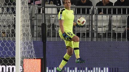 Cédric&nbsp;Carrasso se tenant la cuisse quelques minutes après son claquage derrière ses buts, samedi 22 octobre 2016 à Bordeaux (Gironde).&nbsp; (NICOLAS TUCAT / AFP)