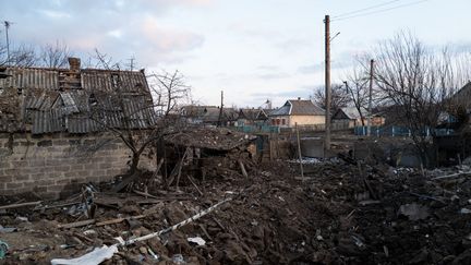 Un impact de missile en périphérie de Marinka (Ukraine), le 22 février 2023. (WOLFGANG SCHWAN / ANADOLU AGENCY / AFP)