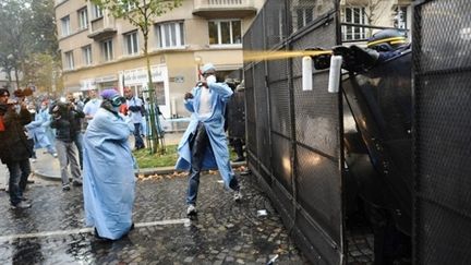 Face-à-face entre la police et des infirmiers-anesthésistes qui manifestent à Paris (AFP / Fred Dufour)