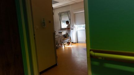 Une soignante échange avec une patiente dans une unité de soins palliatifs au CHU de Poitiers (Vienne), le 5 octobre 2022. (MATHIEU HERDUIN / MAXPPP)