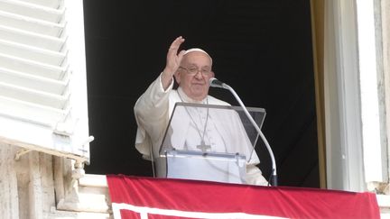 Le pape François à la fenêtre du Vatican, place Saint-Pierre, le 4 août 2024. (GREGORIO BORGIA / AP / SIPA)