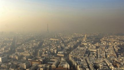 Paris sous un nuage de pollution (archives 2006). (AFP/STEPHANE DE SAKUTIN)