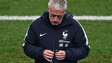 Derrière le masque, la moue de Didier Deschamps au coup de sifflet final. (ANNE-CHRISTINE POUJOULAT / AFP)