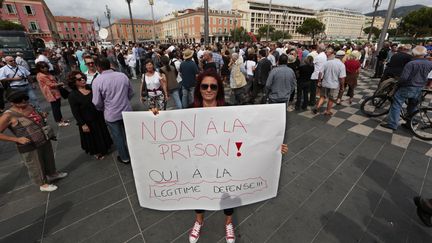 Rassemblement &agrave; Nice (Alpes-Maritimes) en soutien au bijoutier mis en examen pour avoir tu&eacute; un braqueur, le 16 septembre 2013.&nbsp; (ERIC GAILLARD / REUTERS)