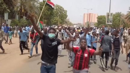 A Khartoum, des centaines de lycéens et étudiants manifestent aux cris de «&nbsp;Tuer un étudiant, c'est tuer la nation&nbsp;», en hommage aux victimes tuées lundi à Al-Obeid.&nbsp; (France 24)