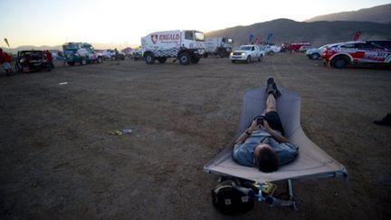 Petit moment de détente sur le Dakar 2012 (MARTIN BERNETTI / AFP)