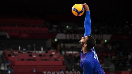 Le leader de l'équipe de France, Earvin Ngapeth, au service face à la Russie en finale des Jeux olympiques le 7 août 2021 à Tokyo. (YURI CORTEZ / AFP)