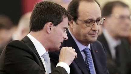 Le Premier ministre Manuel Valls et le pr&eacute;sident de la R&eacute;publique Fran&ccedil;ois Hollande, lors d'une r&eacute;union &agrave; l'Elys&eacute;e (Paris), le 30 octobre 2014. (PHILIPPE WOJAZER / AFP)