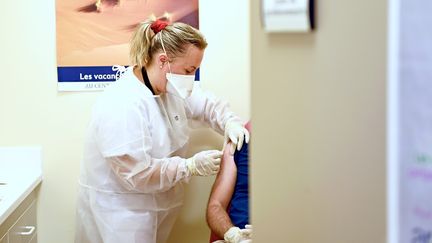 Une soignante vaccine un homme contre la variole du singe, le 20 juillet 2022 à Nancy (Meurthe-et-Moselle). (MAXPPP)